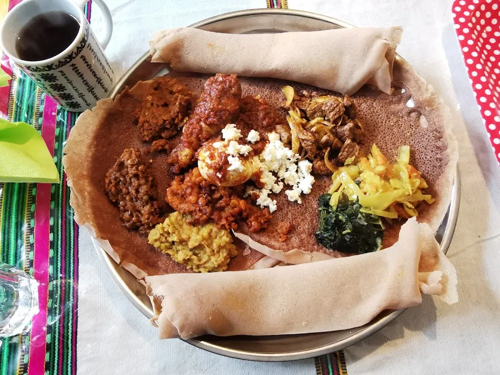 Ketifo Et Beyaynetu Tout Est Servi En Une Fois Dans Un Plat Commun